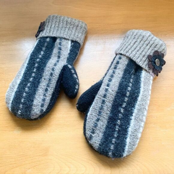 Wool fleece lined neutral mittens with floral appliqué - Picture 1 of 3